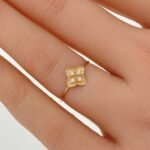 ⁦خاتم ذهب عيار 18 الوزن 0.62 جرام⁩ - الصورة ⁦2⁩