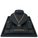 طقم ذهب كامل عيار 21 وزن 14.84 جرام بتعليقة شكل V وفص دائري مرصع بفصوص لامعة