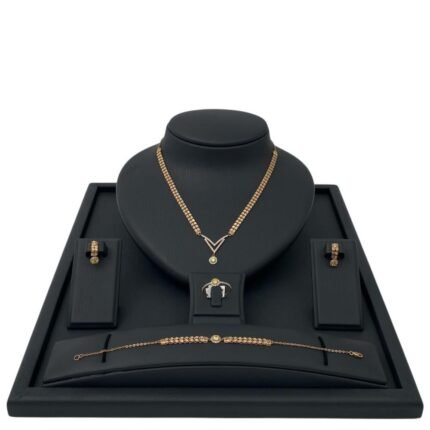 طقم ذهب كامل عيار 21 وزن 14.84 جرام بتعليقة شكل V وفص دائري مرصع بفصوص لامعة