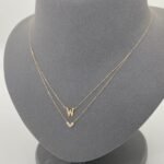 ⁦عقد حرف W ذهب عيار 18 الوزن 1.38 جرام⁩ - الصورة ⁦2⁩