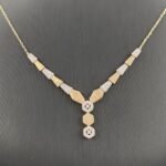 ⁦طقم ذهب كوبرا عيار 18 الوزن 9.12 جرام بتعليقة لإطلالة عصرية تخطف الأنظار⁩ - الصورة ⁦4⁩