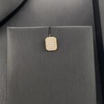 ⁦طقم ذهب عيار 18 وزن 8.07 جم مع تعليقة مربعة أنيقة⁩ - الصورة ⁦3⁩