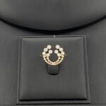 ⁦طقم ذهب عيار 18 وزن 8.95 جم تصميم هلالي مزين بفصوص بيضاء⁩ - الصورة ⁦4⁩