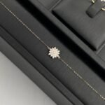 ⁦طقم ذهب زهرة عيار 18 وزن 3.11 جم لتتألقي بإطلالة تنطق بالأنوثة والتميز⁩ - الصورة ⁦2⁩