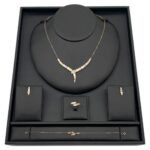 طقم ذهب كوبرا عيار 18 وزن 9.24 جم يناسب جميع الإطلالات