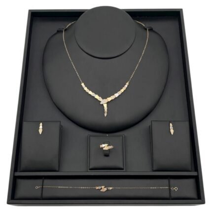 طقم ذهب كوبرا عيار 18 وزن 9.24 جم يناسب جميع الإطلالات