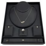 طقم ذهب عيار 18 وزن 4.74 جم بتفاصيل أنيقة تبرز جمالك الطبيعي