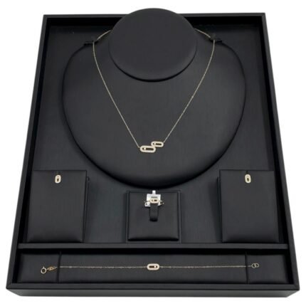 طقم ذهب عيار 18 وزن 4.74 جم بتفاصيل أنيقة تبرز جمالك الطبيعي