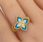 ⁦اسوار وخاتم ذهب عيار 18 وزن 10.00 جرام بتصميم روبرتو كوين باللون الأزرق الفيروزي الجذاب⁩ - الصورة ⁦2⁩