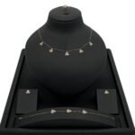 طقم ذهب عيار 18 وزن 3.83 جم شكل قلوب متألقة تشرق بالفخامة