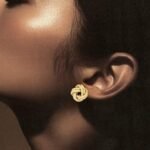 ⁦حلق ذهب عيار 18 الوزن 2.12 جرام⁩ - الصورة ⁦2⁩