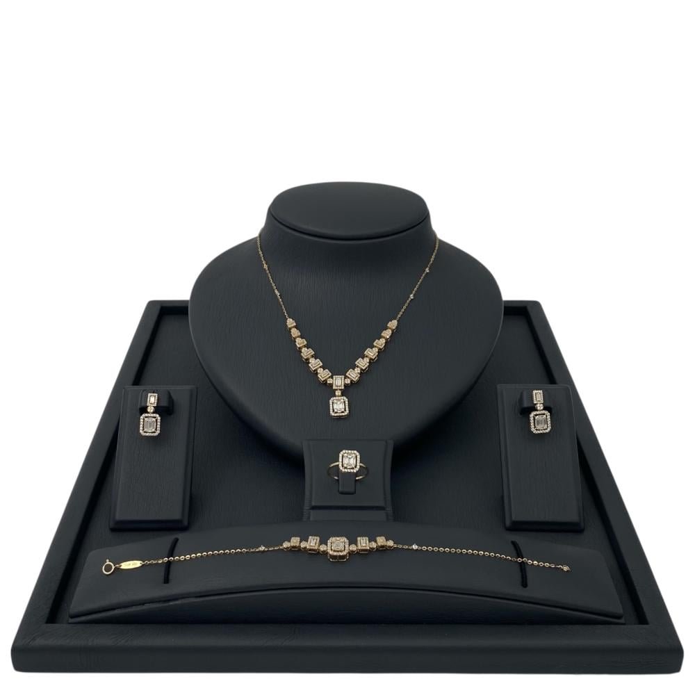 طقم ذهب عيار 18 الوزن 14.07 جرام طقم ذهب عيار 18 الوزن 14.07 جرام