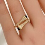 ⁦اسواره مع خاتم ذهب مارلي عيار 18 وزن 10.04 جرام بفصوص بيضاء وأطراف سوداء⁩ - الصورة ⁦3⁩