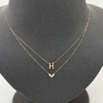 ⁦عقد حرف H ذهب عيار 18 الوزن 1.35 جرام⁩ - الصورة ⁦2⁩