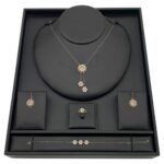 طقم ذهب انيق عيار 18 وزن 7.23 جم مع دلايات ورود لاطلالة مميزة