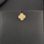 ⁦طقم ذهب عيار 18 وزن 6.60 جم تصميم وردة مستوحى من تصميم فان كليف⁩ - الصورة ⁦4⁩