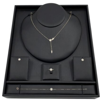 طقم ذهب عيار 18 وزن 4.10 جم لإطلالة ناعمة ومتألقة