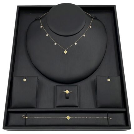 طقم ذهب أنيق عيار 18 وزن 3.54 جم يخطف الأبصار وينطق بالأناقة