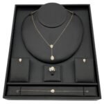 طقم ذهب دمعة عيار 18 وزن 6.88 جم بلمسة ناعمة يمنحك حضورًا لافت