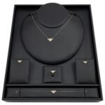 طقم ذهب عيار 18 وزن 2.72 جم تصميم نصف دائرة مرصع فاخر وأنيق