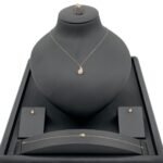 طقم ذهب دمعة عيار 18 وزن 3.19 جم يشع بالفخامة والرقي