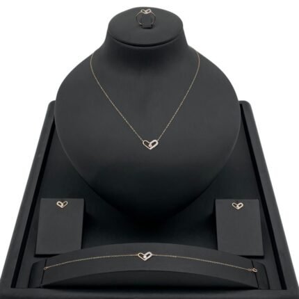 طقم ذهب على شكل قلب عيار 18 وزن 2.47 جم  رقي وجمال في كل تفاصيله