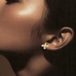 ⁦حلق ذهب عيار 18 الوزن 0.91 جرام⁩ - الصورة ⁦2⁩