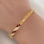 ⁦اسواره ذهب عيار 21 وزن 11.9 جرام بتصميم مزخرف ومينا ملون أنيق⁩ - الصورة ⁦2⁩