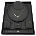 طقم ذهب كوبرا عيار 18 وزن 9.12 جم بتصميم يعكس الفخامة في كل تفصيلة