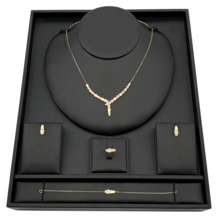 طقم ذهب كوبرا عيار 18 وزن 9.12 جم بتصميم يعكس الفخامة في كل تفصيلة