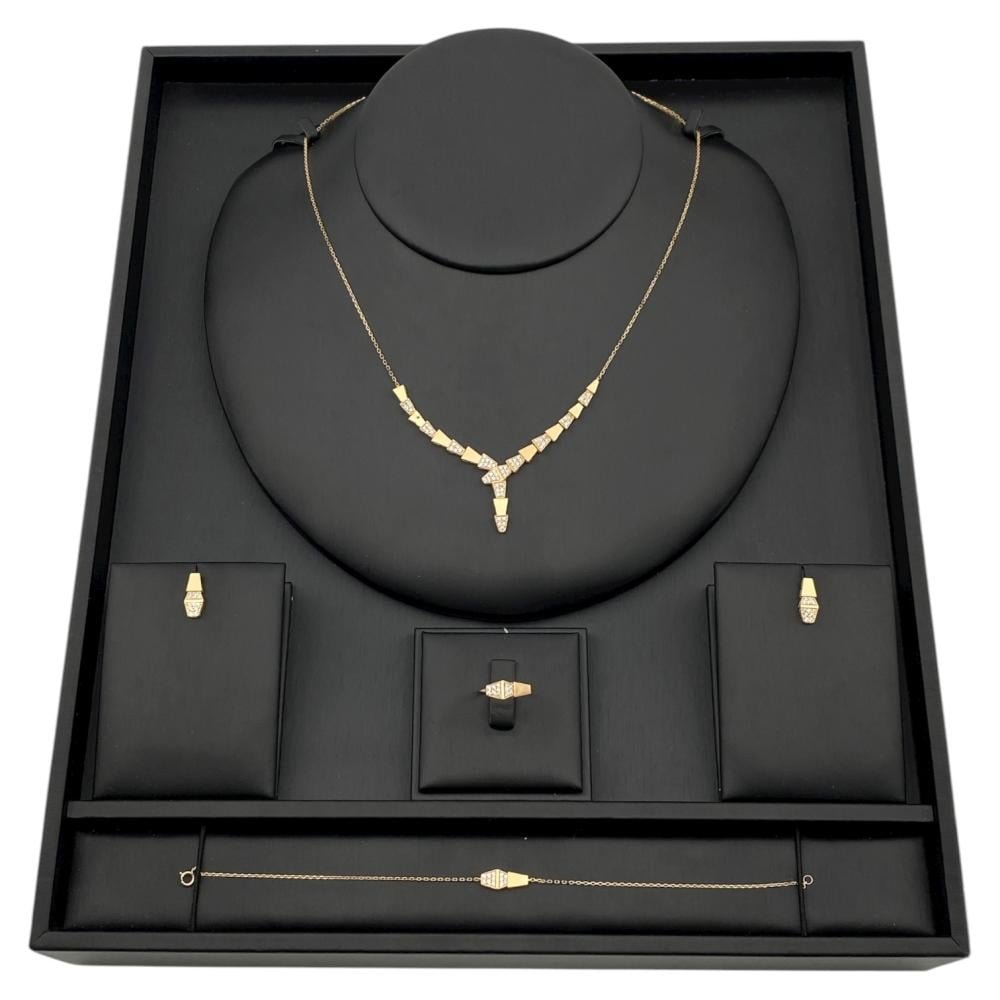 طقم ذهب كوبرا عيار 18 وزن 9.12 جم بتصميم يعكس الفخامة في كل تفصيلة طقم ذهب كوبرا عيار 18 وزن 9.12 جم بتصميم يعكس الفخامة في كل تفصيلة