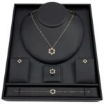 طقم ذهب عيار 18 وزن 6.39 جم أناقة فاخرة تمنحك حضورًا متألّقًا