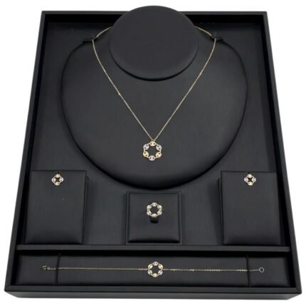 طقم ذهب عيار 18 وزن 6.39 جم أناقة فاخرة تمنحك حضورًا متألّقًا