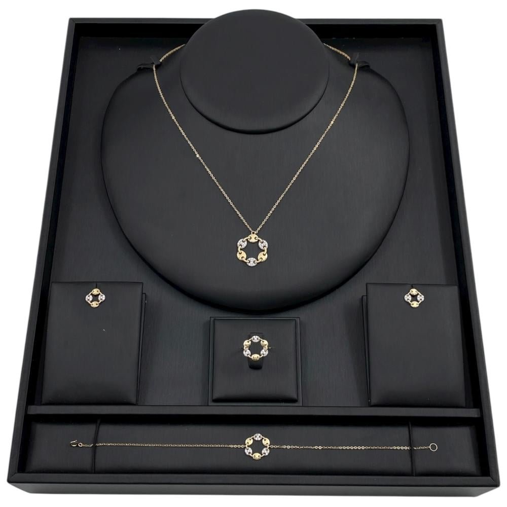 طقم ذهب عيار 18 وزن 6.39 جم أناقة فاخرة تمنحك حضورًا متألّقًا طقم ذهب عيار 18 وزن 6.39 جم أناقة فاخرة تمنحك حضورًا متألّقًا