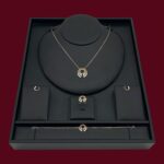طقم ذهب عيار 18 وزن 8.95 جم تصميم هلالي مزين بفصوص بيضاء