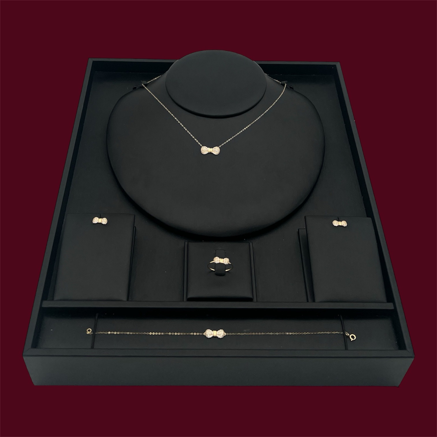 photoroom_20260608_212442 طقم ذهب فيونكة عيار 18 وزن 2.97 جم يضيف بريقًا ناعمًا لا يقاوم - الصورة 1