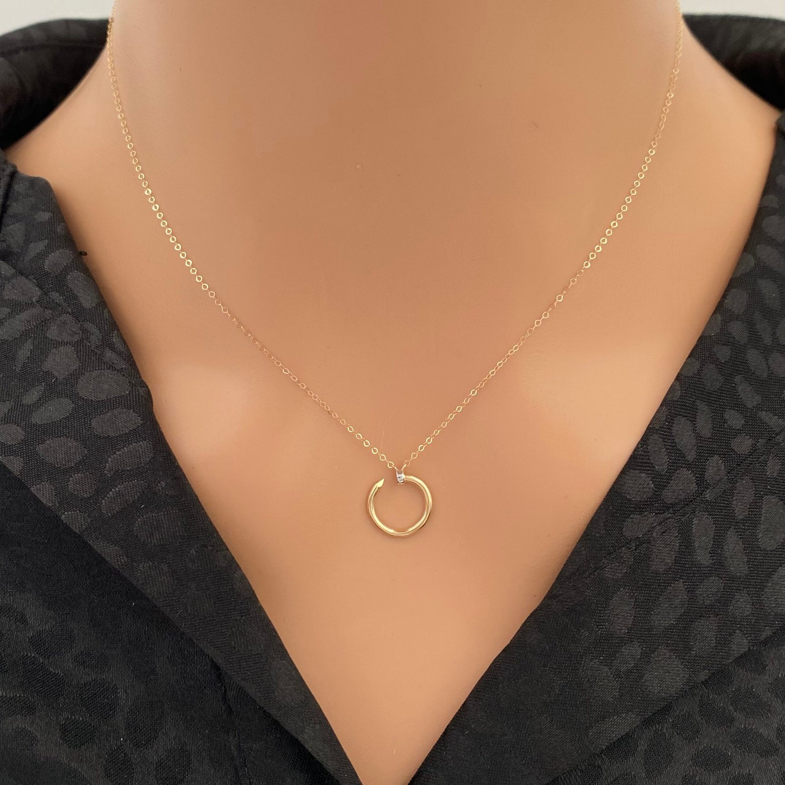 img_9374 عقد ذهب عيار 18 الوزن 0.66 جرام - الصورة 1