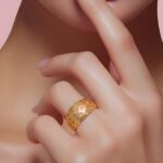 ⁦خاتم ذهب عيار 21 تصميم راقٍ يضيف لمظهرك لمسة فخامة استثنائية⁩ - الصورة ⁦2⁩