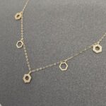⁦شوكر ذهب عيار 18 وزن 0.88 جرام لمسة أنثوية⁩ - الصورة ⁦4⁩