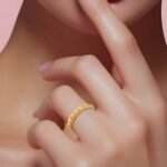 ⁦دبلة ذهب عيار 21 الوزن 1.35 جرام لمسة فخامة بسيطة وراقية جدًا⁩ - الصورة ⁦2⁩