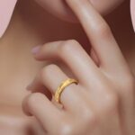 ⁦دبلة ذهب عيار 21 الوزن 1.35 جرام تصميم أنيق يناسب الإطلالة اليومية⁩ - الصورة ⁦2⁩