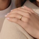 دبلة ذهب عيار 21 تصميم فاخر يعكس الذوق الراقي والأناقة الخالدة
