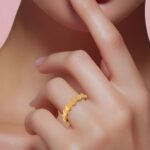 ⁦خاتم ذهب عيار 21 تصميم ناعم يناسب جميع الأذواق الراقية⁩ - الصورة ⁦2⁩