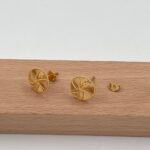 ⁦حلق ذهب عيار 18 الوزن 1.49 جرام⁩ - الصورة ⁦3⁩