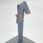 ⁦حلق ذهب عيار 18 الوزن 0.69 جرام⁩ - الصورة ⁦3⁩