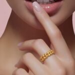 ⁦دبلة ذهب عيار 21 بتفاصيل جذابة تناسب كل الإطلالات الراقية⁩ - الصورة ⁦2⁩
