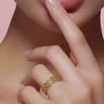 ⁦دبلة ذهب عيار 21 تصميم راقٍ يجمع بين البساطة والفخامة الراقية⁩ - الصورة ⁦2⁩