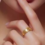 ⁦خاتم ذهب عيار 21 وزن 1.14 جرام تصميم راقٍ يليق بإطلالتك الخاصة⁩ - الصورة ⁦2⁩