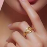 ⁦خاتم ذهب عيار 21 الوزن 3.01 جرام تصميم راقٍ يجمع بين البساطة والفخامة⁩ - الصورة ⁦2⁩
