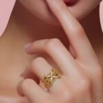 ⁦خاتم ذهب عيار 21 وزن 1.57 جرام تصميم أنثوي يضيف جمالًا خاصًا⁩ - الصورة ⁦2⁩